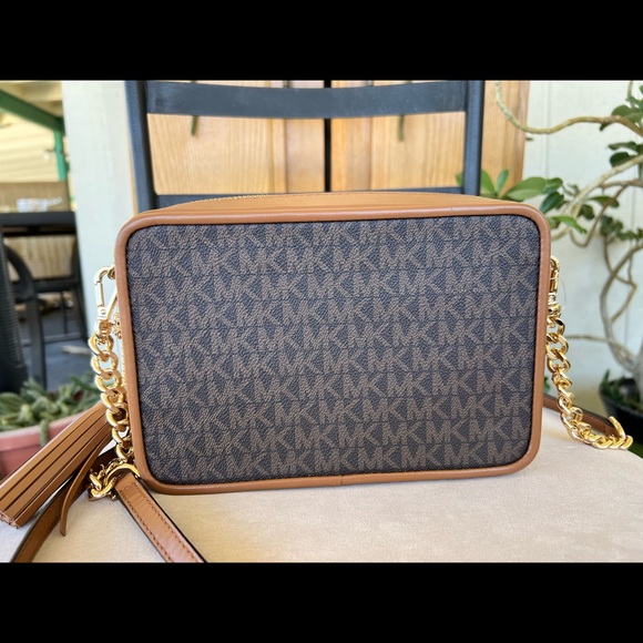 52. MICHAEL KORS Signature Jet Set Charm Medium Camera Crossbody Bag - Picture 4 of 10